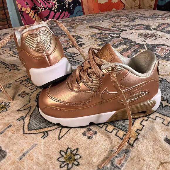 Nike Air Max 90 SE Metallic Rose Gold Girls Kids Toddler Size 8C Sneakers - Picture 1 of 13